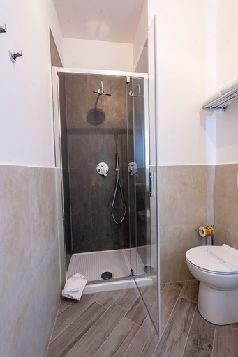 Bathroom 5, B&B Via Corsica 10, Pisa