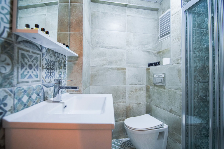 Bathroom 5, Berrin Otel, Bozcaada