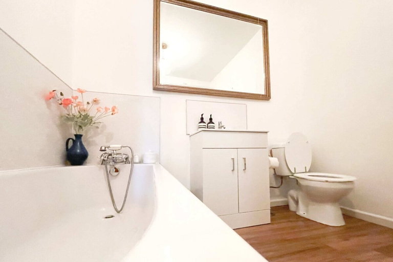 Bathroom 2, Tranquil Catford Retreat: Sleeps 4, With Garden, London