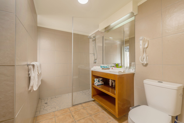 Bathroom 5, The Rarotongan Beach Resort & Lagoonarium, Rorotonga