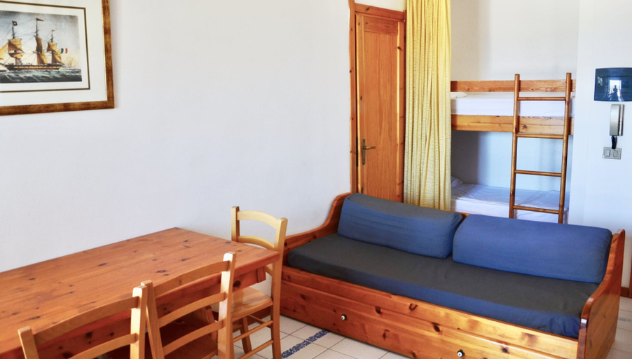Others 5, Residence with pool on the promenade, Sassari