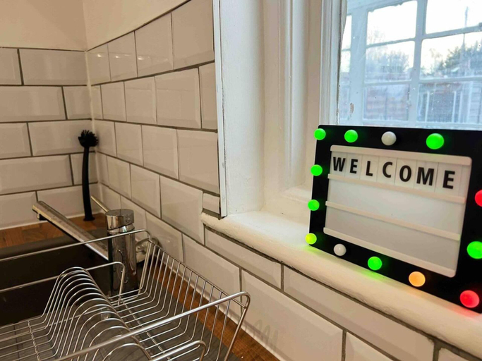Others 5, Cool 2 Bed House Hornchurch, Arcade Games, Parking, London