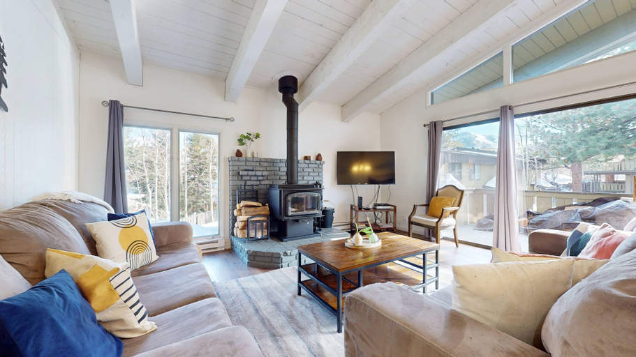 Living area 5, Chateau de Montagne 6 Pet-Friendly and Remodeled, On Shuttle Route by RedAwning, Mono