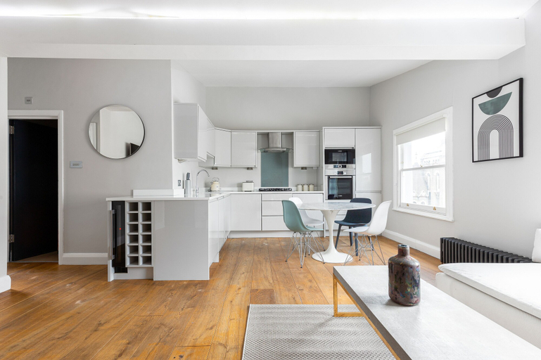 Others 5, Radiant 2 Bed Flat near Portobello, London