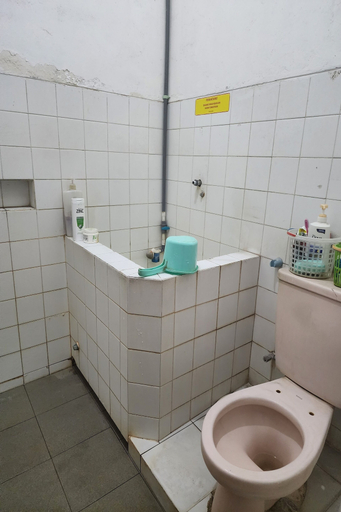 Bathroom, Hotel O Regina Homestay Syariah, Surabaya
