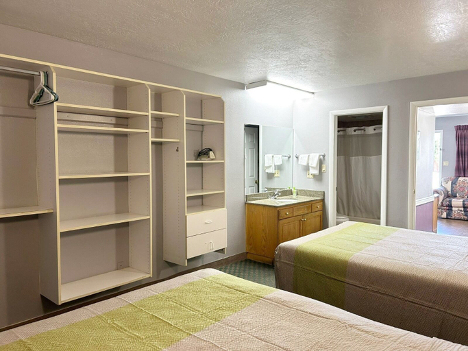 Bedroom 3, Coronada Inn and Suites, Washington