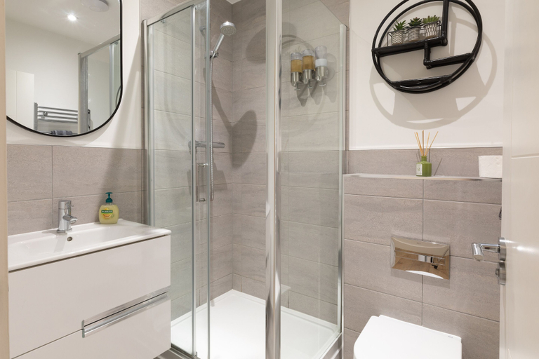 Bathroom, Courtyard View, Southampton
