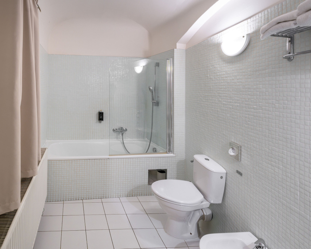 Bathroom 4, 6 Continents Apartments by Adrez Living, Praha 1