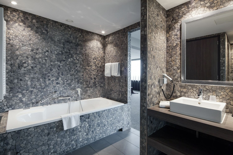 Bathroom 5, Van Der Valk Hotel Dordrecht, Dordrecht