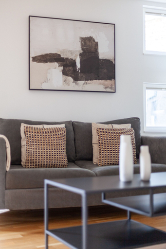 Others 5, 3 Bed Flat by Limehouse Basin, London