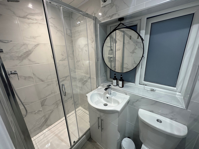 Bathroom 5, Smart Hyde Park Inn Hostel, London