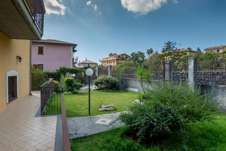 Others 4, GuestHost - Villa Marazia with Garden and Parking!, Catania