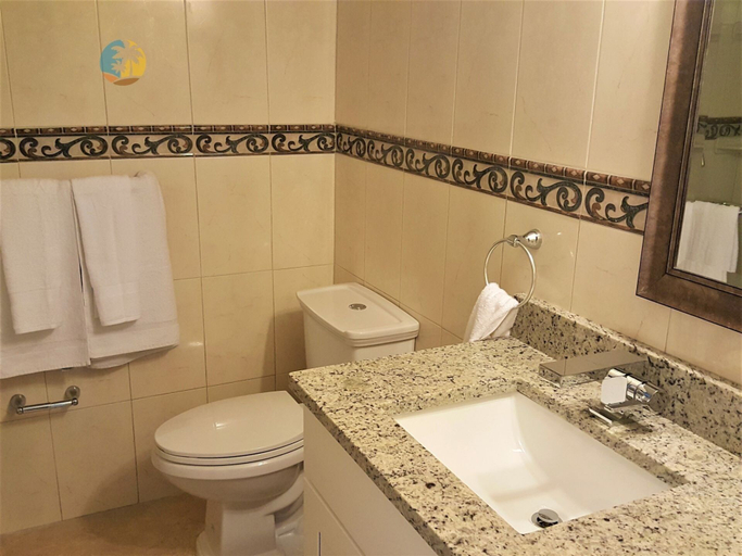 Bathroom 4, Alexander 510 2 Bedroom Apts by RedAwning, Miami-Dade