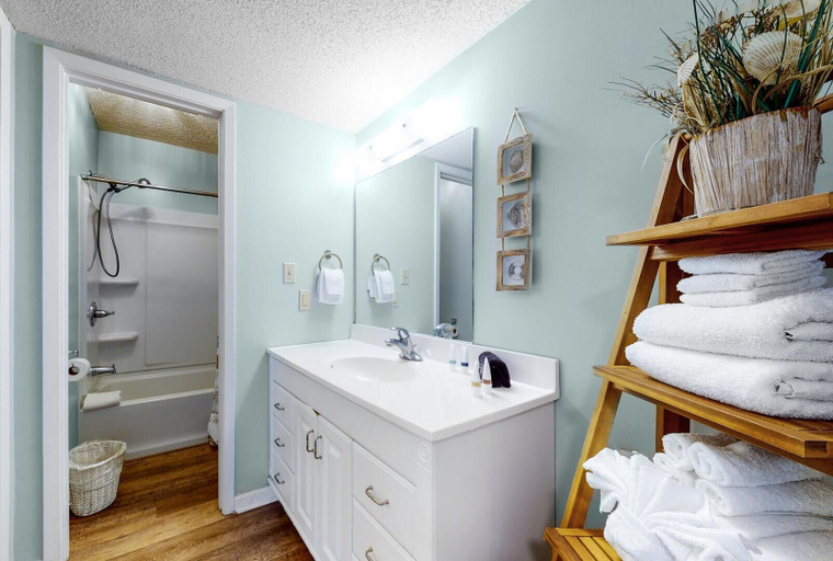 Bathroom 4, Beach View 3br/2ba W/pools Sleeps 8, Baldwin