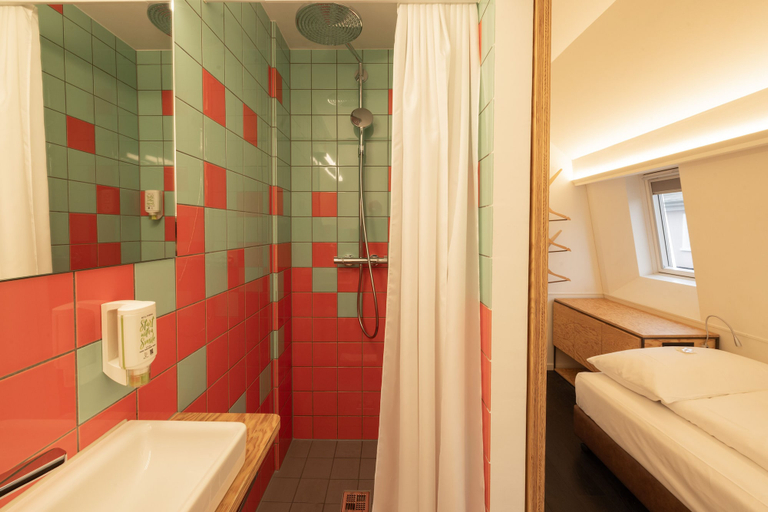 Bathroom 3, Fred Guest House Hauptbahnhof - Self Check-in, Zürich