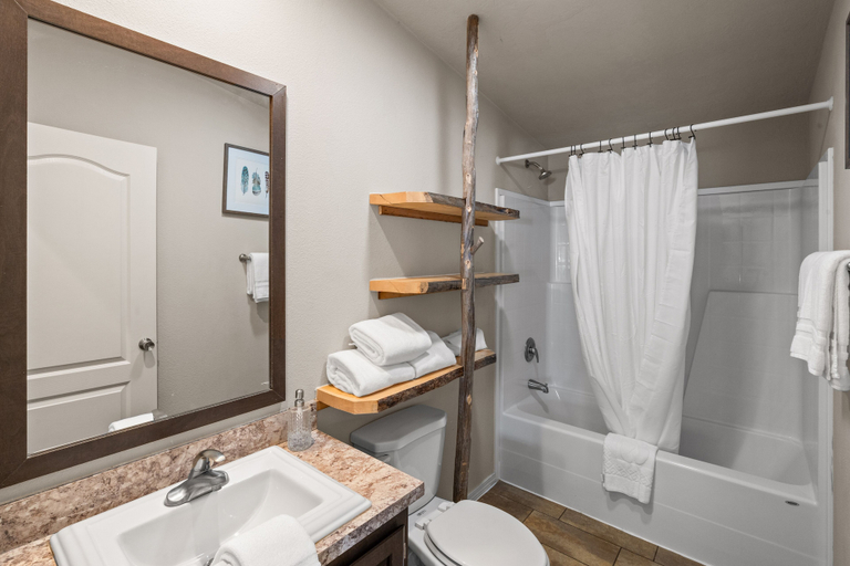 Bathroom 3, Dreamcatcher, Gallatin