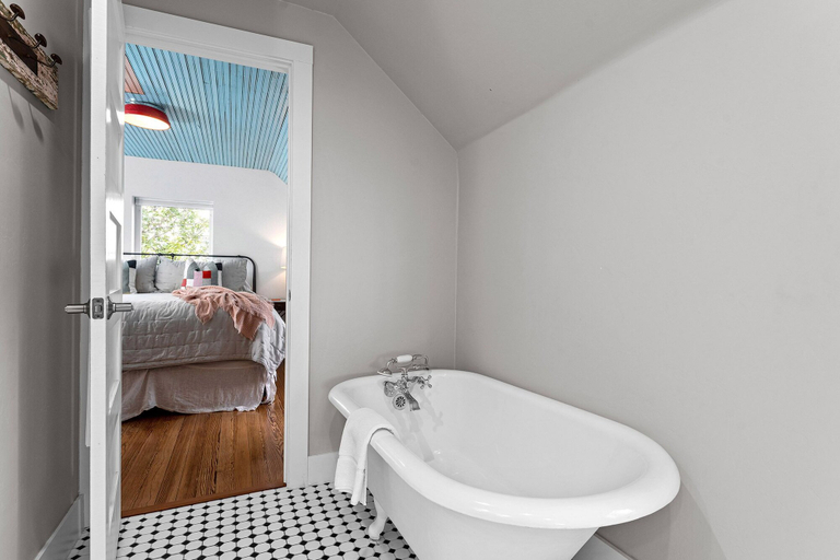 Bathroom 4, The Oswald, Gillespie