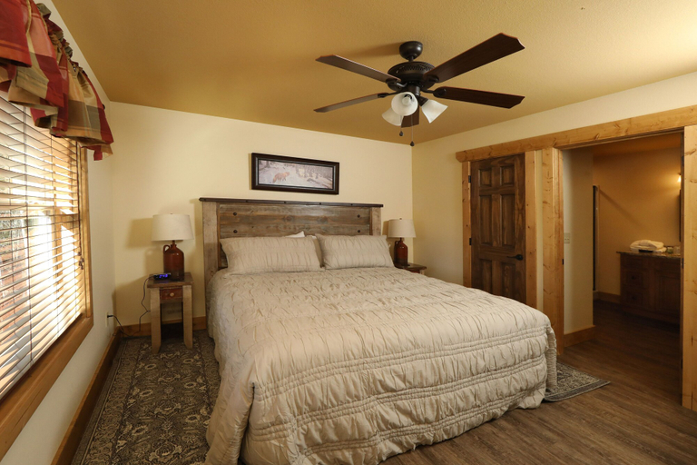 Bedroom 3, Splash Time Cinema - Six Bedroom Chalet, Sevier