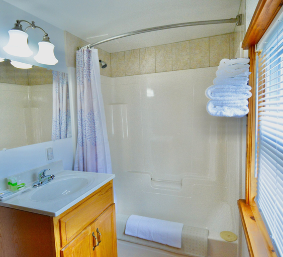 Bathroom 4, Dewar's Inn on the River, Leeds and Grenville