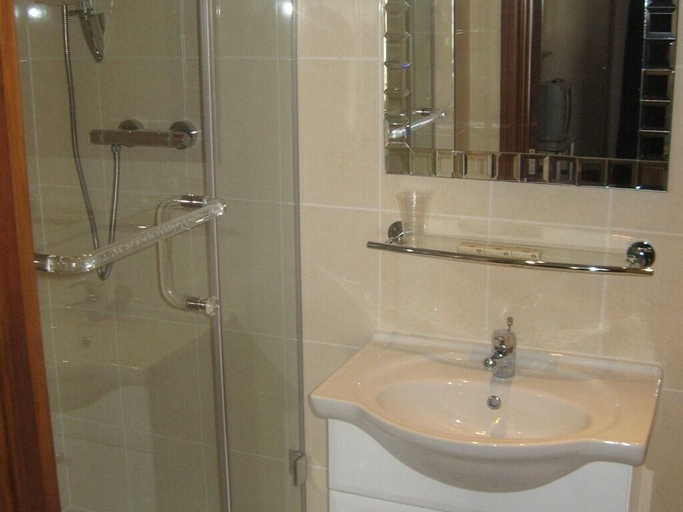 Bathroom 3, Tanes Hotel, Cardiff