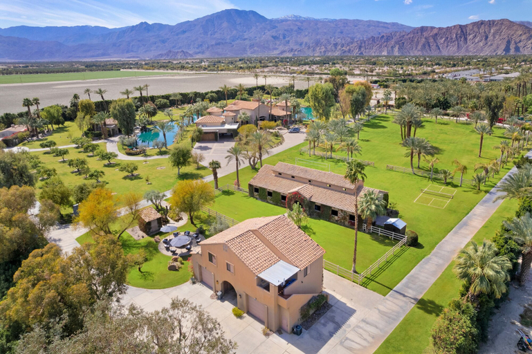 Exterior & Views 2, Mirabella by Avantstay Private Lake + Kayaks & Paddle Boating!, Riverside