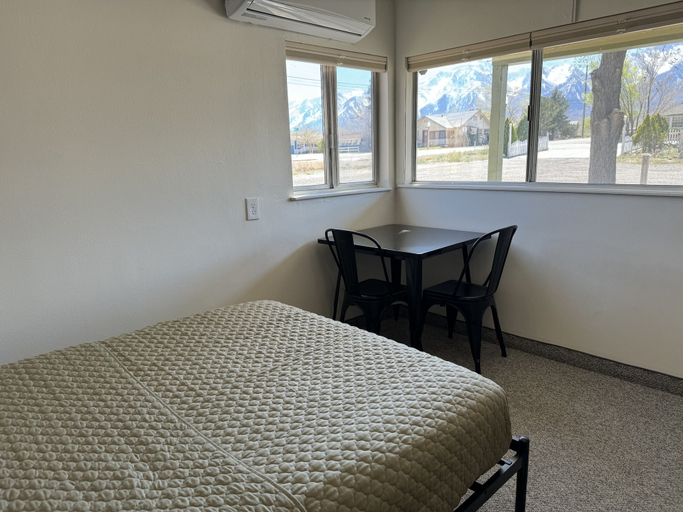 Bedroom 2, Eastern Sierra Motor lodge, Inyo