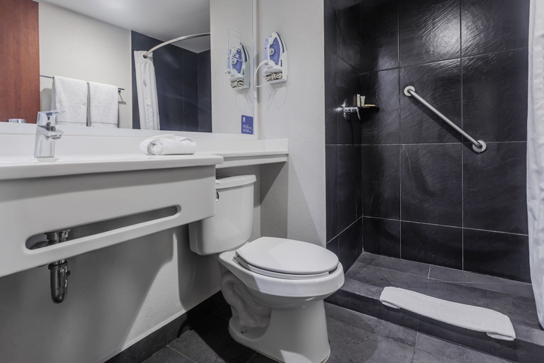 Bathroom 5, City Express by Marriott Celaya Galerias, Celaya