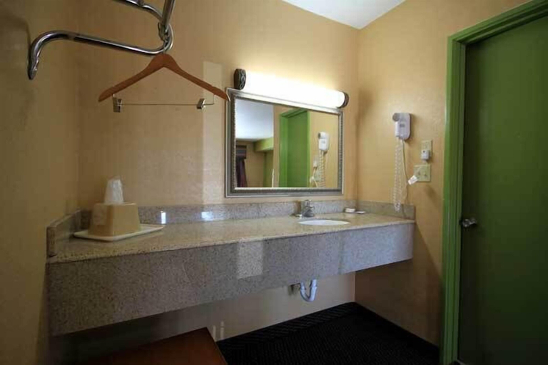 Bathroom 3, Holiday Terrace Motel, Chickasaw