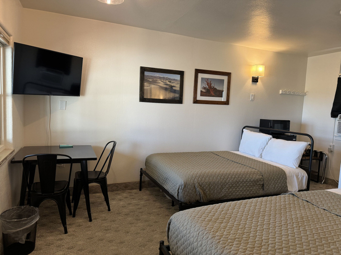Bedroom 2, Eastern Sierra Motor lodge, Inyo