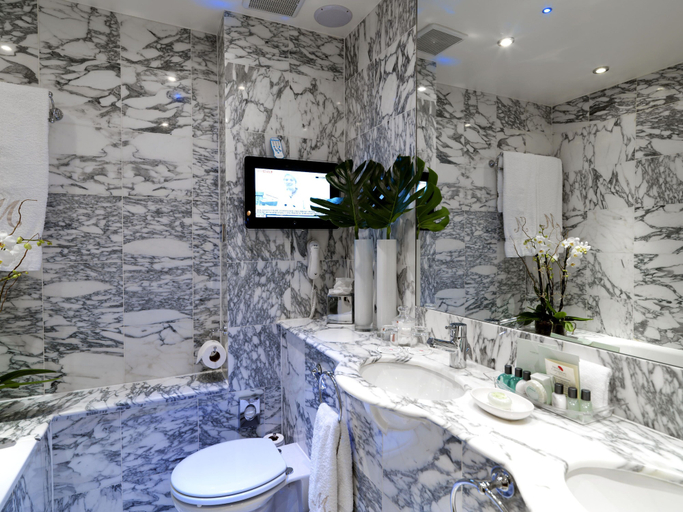 Bathroom 4, The Montague On The Gardens, London
