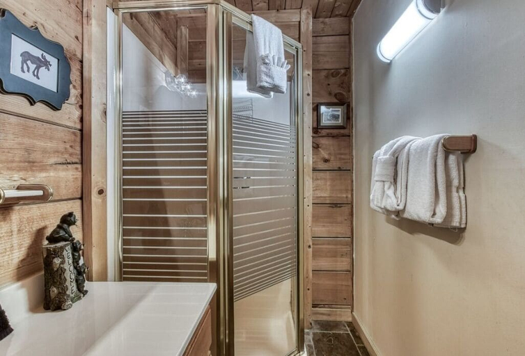 Bathroom 4, A Place in Time, Sevier