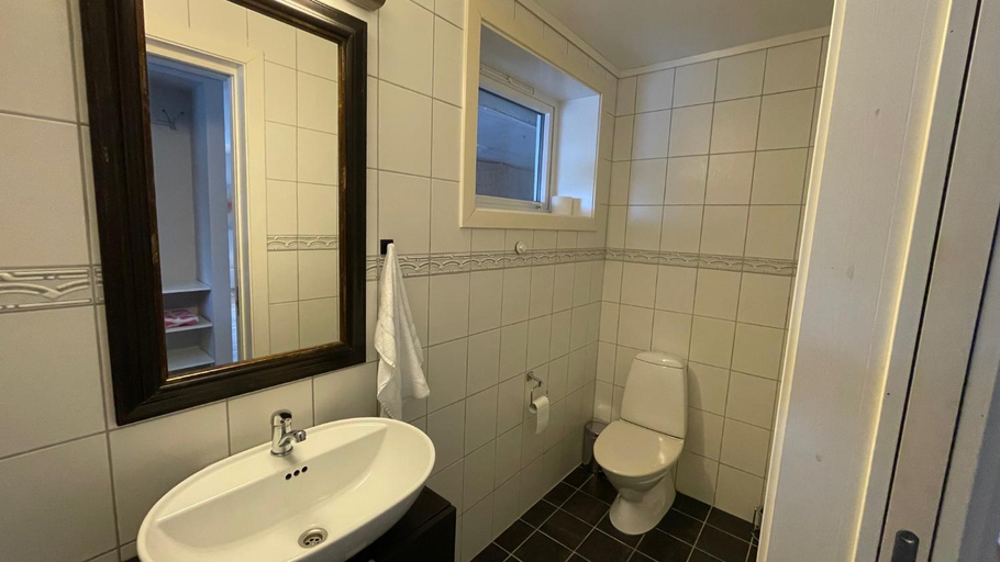 Bathroom 3, Ytterland Apartments, Giske