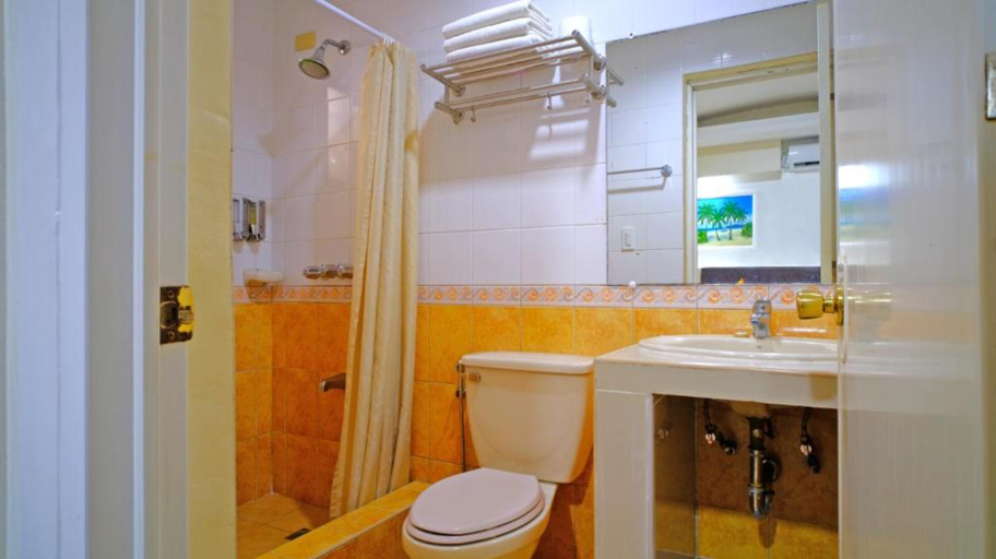 Bathroom 5, Boracay Holiday Resort, Malay