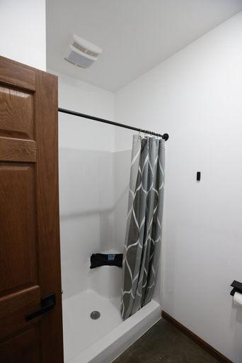 Bathroom 3, Bears Den Motel, Pine