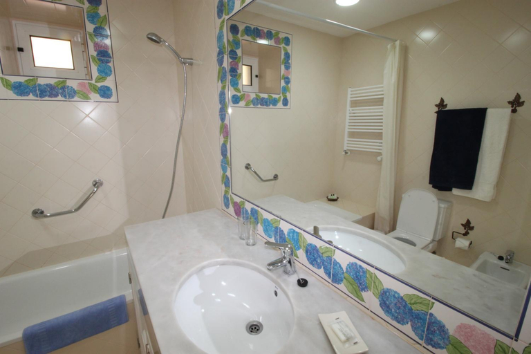 Bathroom 2, Quinta Das Faias, Santa Cruz