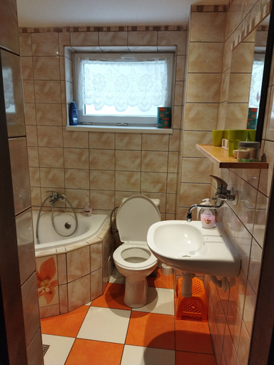 Bathroom 3, Lucky Cat, Poprad
