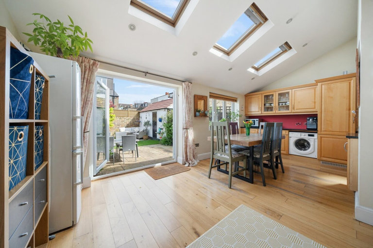 Others 4, A Delightful 4-bedroom Home With a Private Garden, London