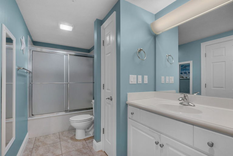 Bathroom 4, Treasure Island 1904, Bay