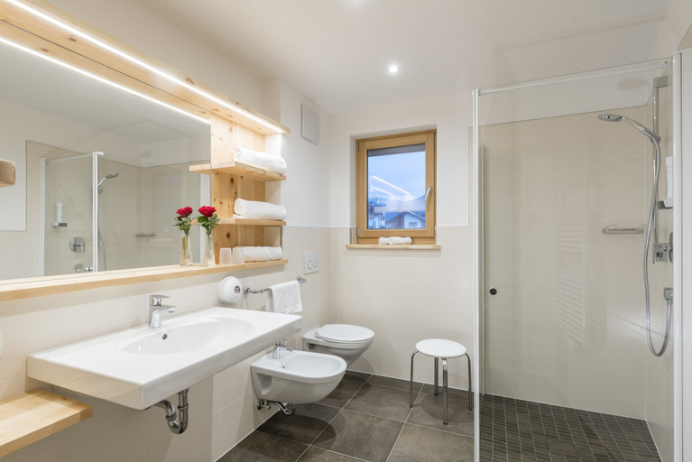 Bathroom 4, Hotel Jonathan, Bolzano
