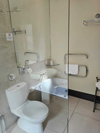 Bathroom 4, Gateway Motor Inn, Masterton