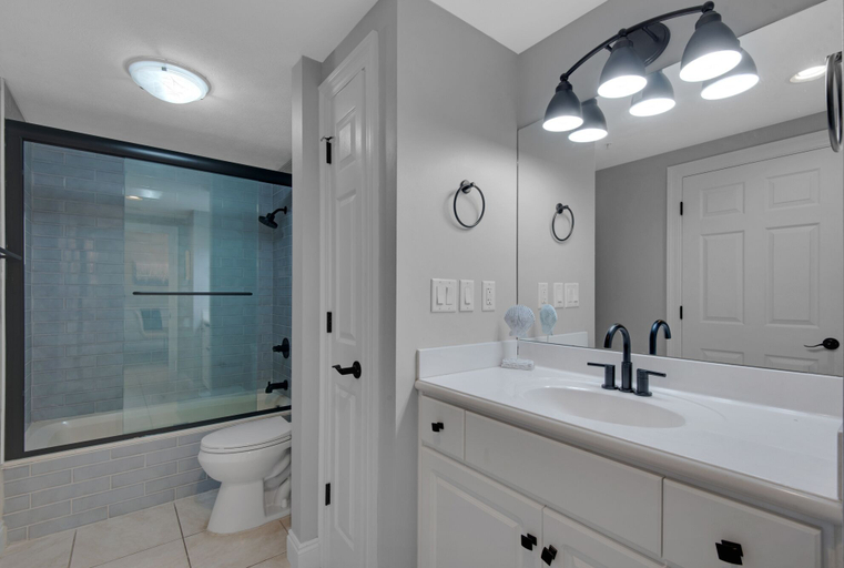 Bathroom 4, Treasure Island 0802, Bay