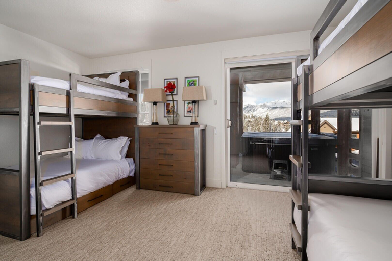 Room 4, Saddle Ridge D1 3 Bedroom Condo by Moonlight Basin Lodging, Madison