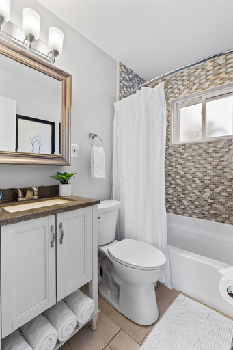 Bathroom 4, Metropolitan Escape I JZ Vacation Rentals, Saint Louis