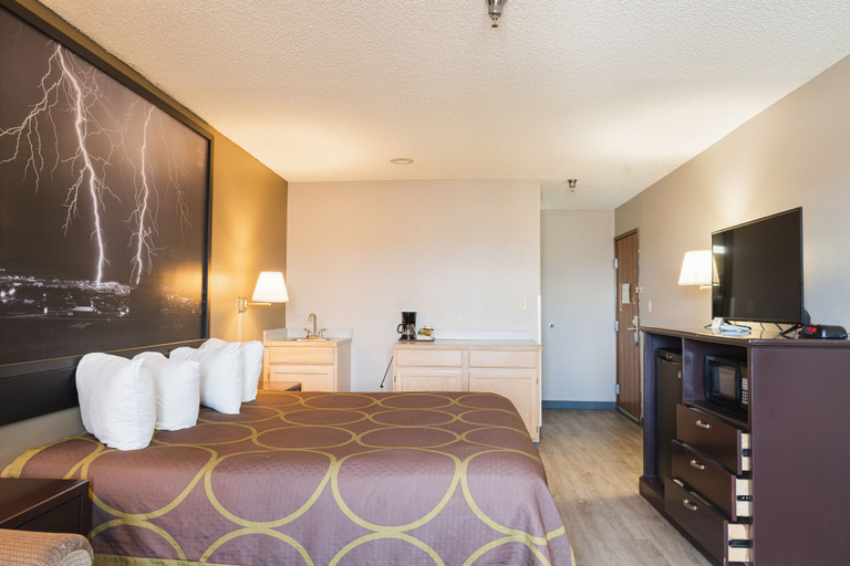 Bedroom 3, Super 8 by Wyndham Grants, Cibola