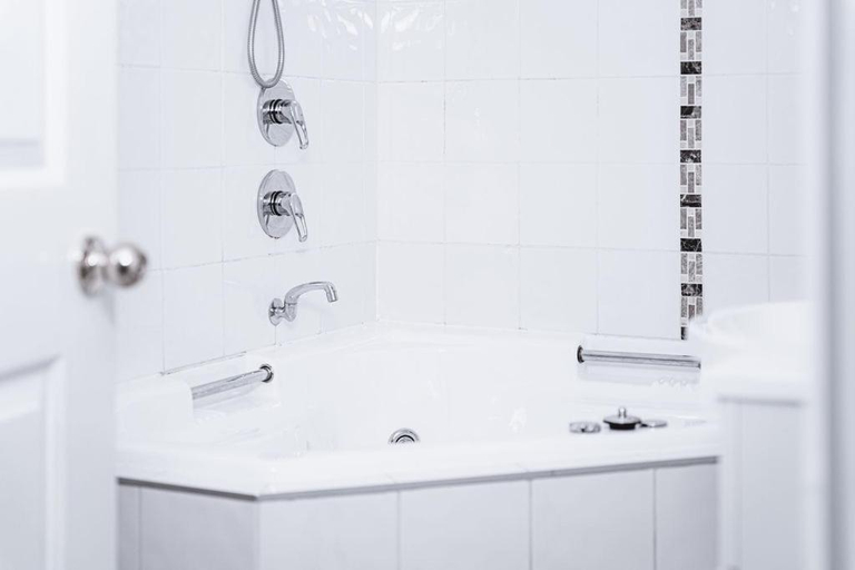 Bathroom 2, Daylesford Spa Accommodation, Hepburn - East