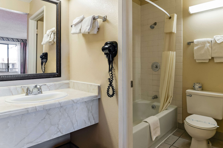 Bathroom 5, Knights Inn Madera, Madera