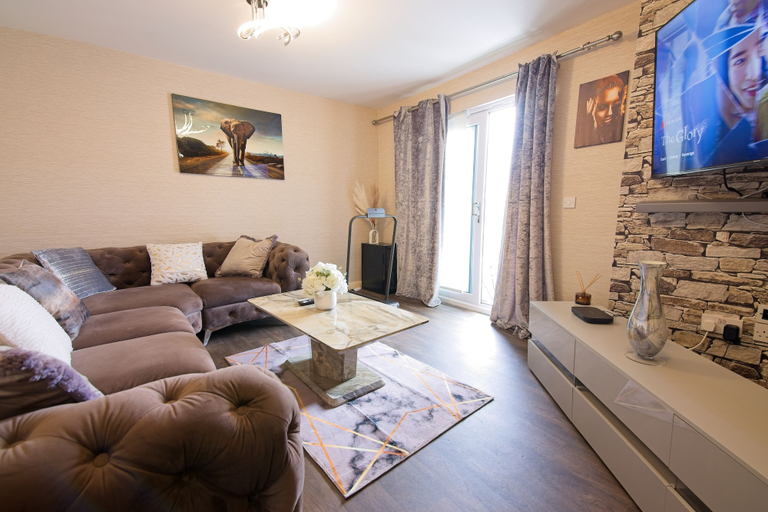 Living area 5, Manchester Retreat - Modern 2Br Apartment, Manchester