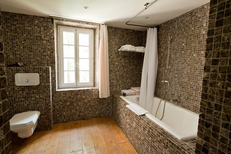 Bathroom 3, L'Oiseau qui Chante, Bouches-du-Rhône