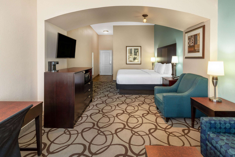 Bedroom 3, La Quinta Inn & Suites by Wyndham Fort Worth - Lake Worth, Fort Worth