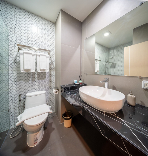 Bathroom 4, College Haus, Ratchathewi